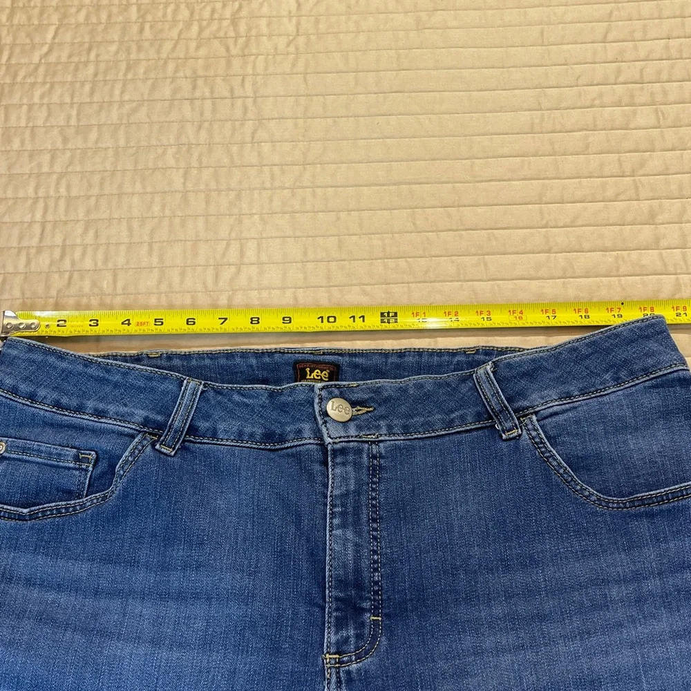 Lee Women's Blue Denim Ankle/Cropped Jeans with Yellow Logo Patch SIZE 24WS/C